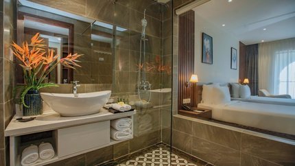 Phòng tắm đứng rộng và sạch sẽ