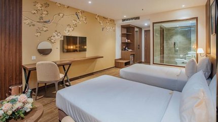 Sàn nhà lát gỗ, phòng có tivi