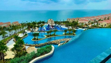 Bể bơi tại khách sạn