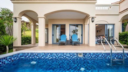 Bể bơi riêng tại villa