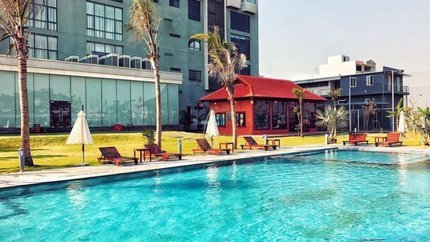 Bể bơi ngoài trời tại khách sạn