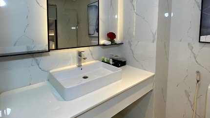 Phòng tắm sạch sẽ với khu tắm đứng riêng