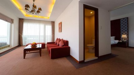 Phòng khách rộng rãi, thoáng mát, view toàn cảnh sông Hương và cầu Tràng Tiền