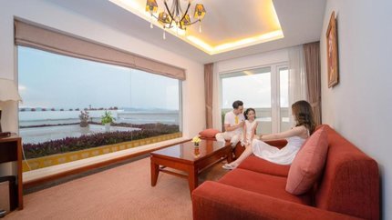 Phòng khách rông rãi, thiết kế sang trọng, view hướng sông