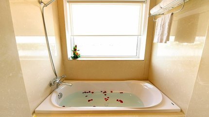 Bồn tắm rộng rãi, view hướng ra sông Hương