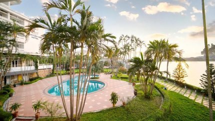 Bể bơi view sông