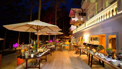 Quầy Buffet Ngoài Trời Cereja Hotel & Resort Đà Lạt