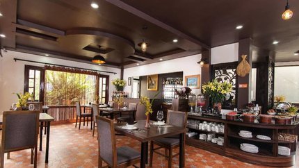 Quầy buffet với đa dạng các món