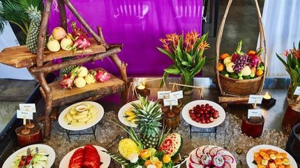 Quầy buffet hoa quả đa dạng