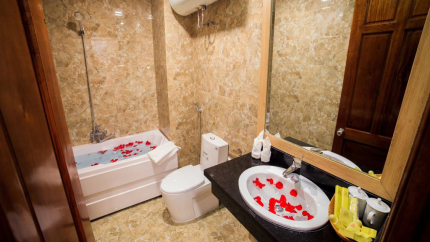 Phòng vệ sinh Cherry Hotel Huế