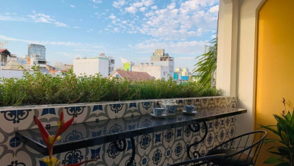 Ban công khách sạn Chez Mimosa Local Sài Gòn