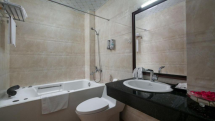 Phòng vệ sinh Family Balcony khách sạn Chic Boutique Hanoi