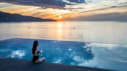 Ngắm hoàng hôn bên bể bơi