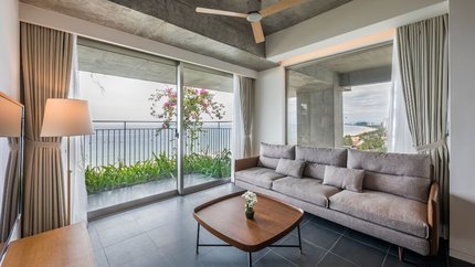 Phòng khách có ban công hướng biển