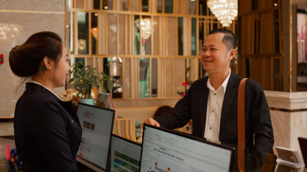 Khách check in tại lễ tân