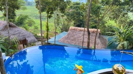 Bể bơi ngoài trời rộng rãi