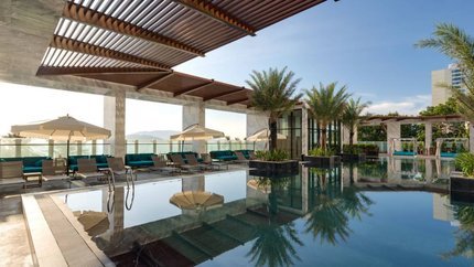 Thư giãn tại bể bơi ngoài trời