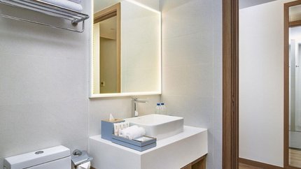 Phòng vệ sinh thiết kế tone trắng sang trọng