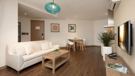 Phòng khách và bàn ăn được thiết kế mở tạo không gian rộng hơn