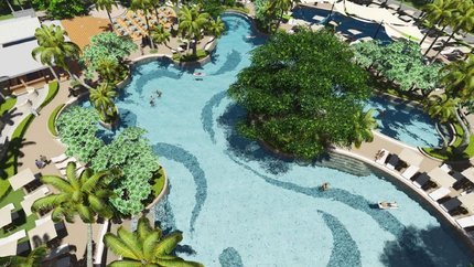 Bể bơi rộng lớn hướng ra biển