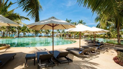 Khách sạn trang bị nhiều ghế nghỉ để khách nằm thư giãn