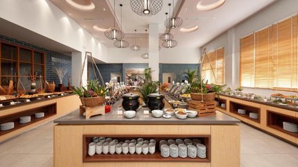 Quầy buffet với đa dạng món ăn