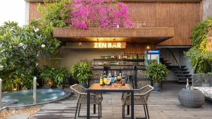 Quầy bar gần hồ bơi