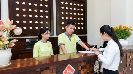 Lễ tân tại resort