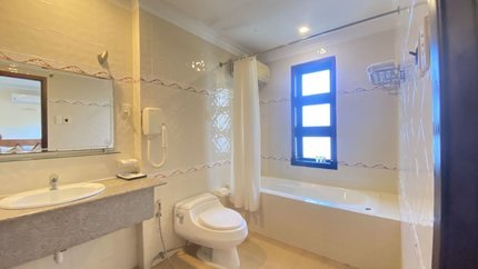 Phòng tắm sang chảnh, có bồn tắm