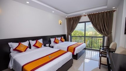 Không gian phòng rộng, phòng có bàn làm việc