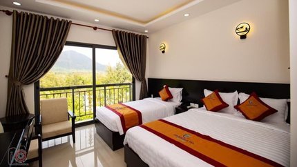 Cửa kính rộng, phòng có ban công hướng tầm nhìn ra núi