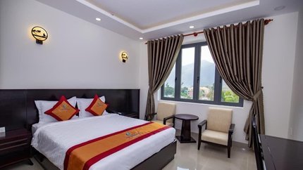 Phòng có bộ bàn ghế và cửa sổ