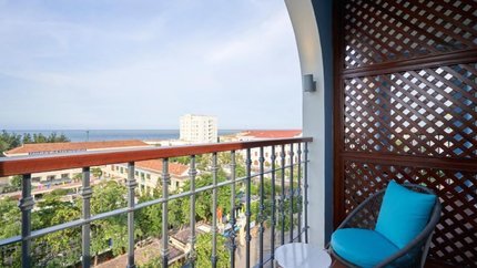 Ban công rộng nhìn ra thành phố và biển