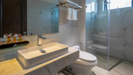 Phòng tắm Standard King Room Cordial Grand Hotel 4*