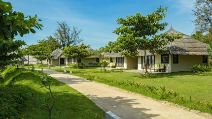 Phia bên ngoài bungalow