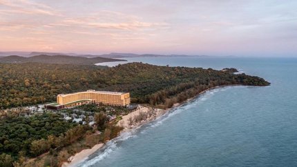 Toàn cảnh bãi biển riêng của resort