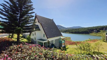Khung cảnh nên thơ quanh villa