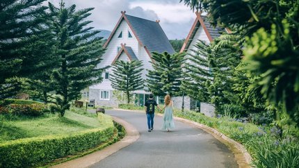 Du khách dạo bước tại resort