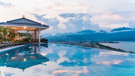 Bể bơi vô cực ngoài trời