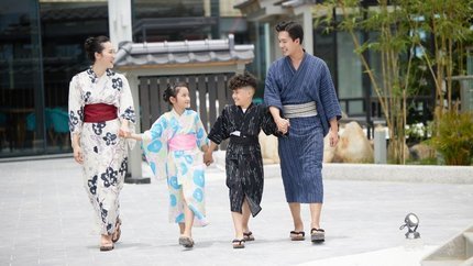 Cả gia đình dạo chơi tại resort