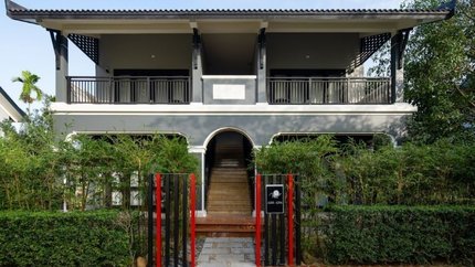 Phía bên ngoài villa