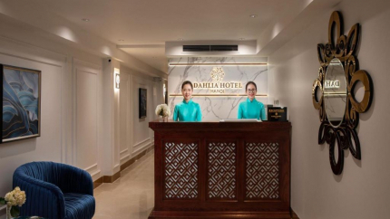 Lễ tân Khách sạn Dahlia Hanoi