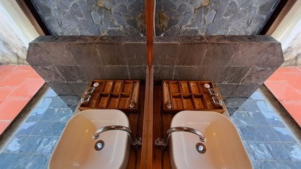 Nhà tắm với tông màu trầm
