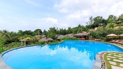 Hồ bơi được đặt trung tâm của Resort