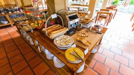 Quầy buffet đa dạng đồ ăn