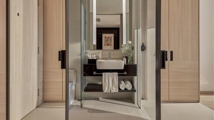 Phòng tắm khách sạn sạch sẽ, hiện đại