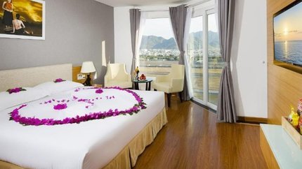 Giường ngủ trang trí bắt mắt