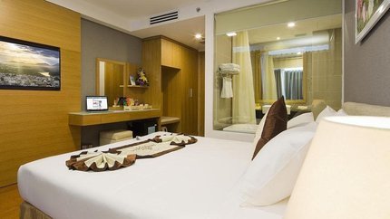 Không gian sang trọng, có bàn làm việc