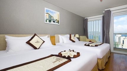 Giường ngủ rộng rãi, thoải mái, cửa kính lớn