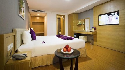 Phòng có tivi, kệ để đò